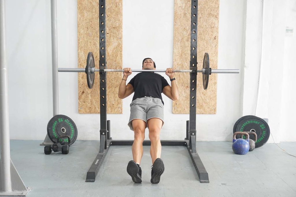 man inverted row barbell